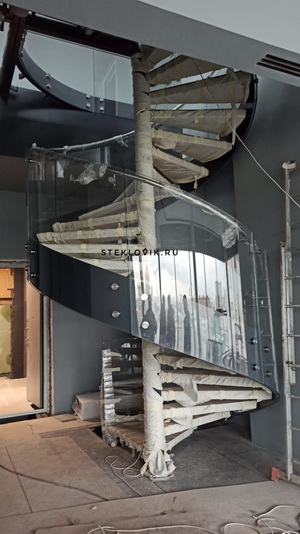 фото сложной конструкции стеклянная лестница