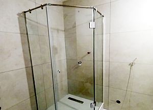 вариант стеклянной душевой с круглой штангой