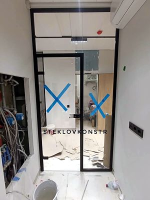 цельностеклянная дверь с доводчиком