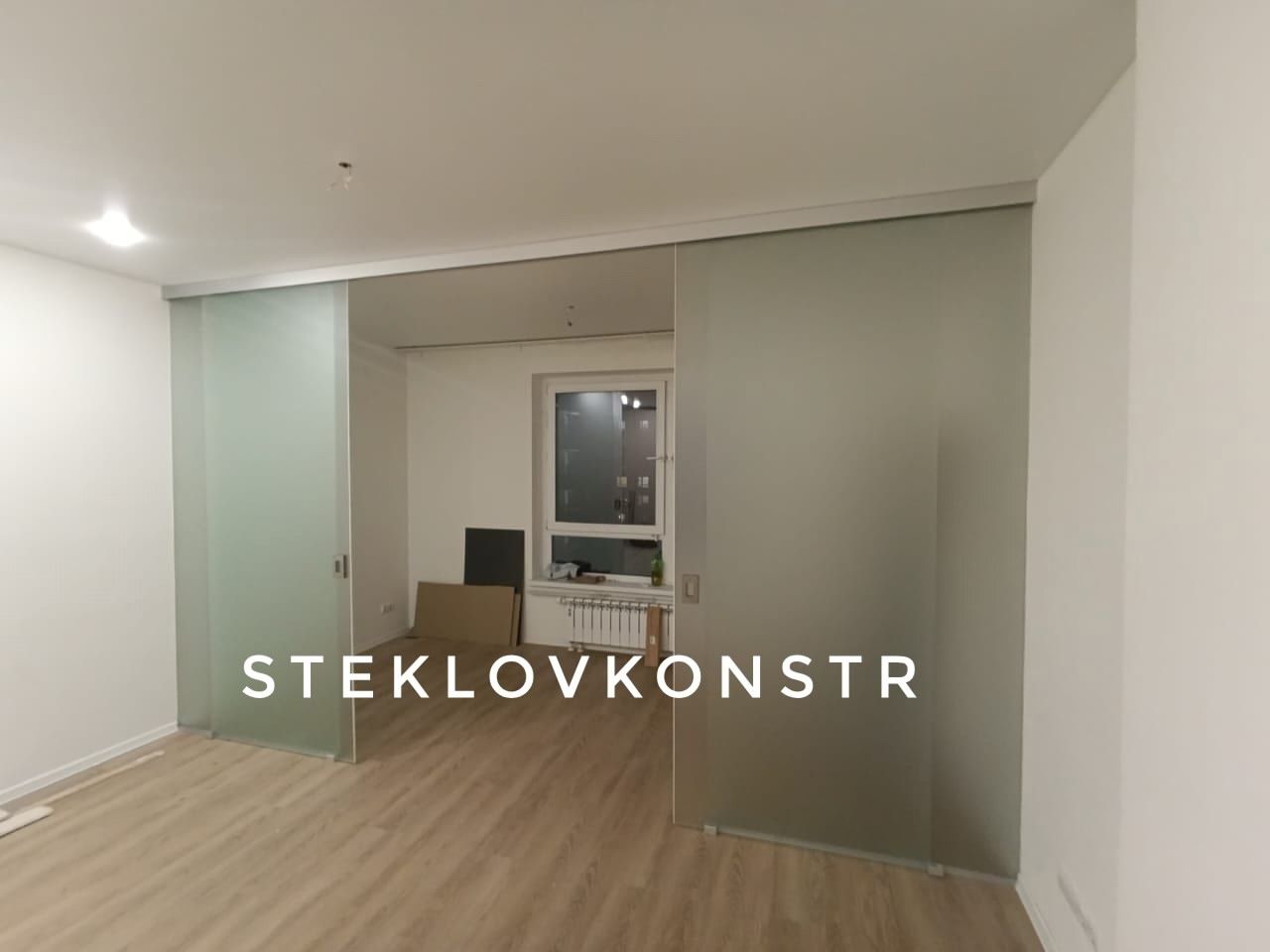 межкомнатная перегородка из матового стекла