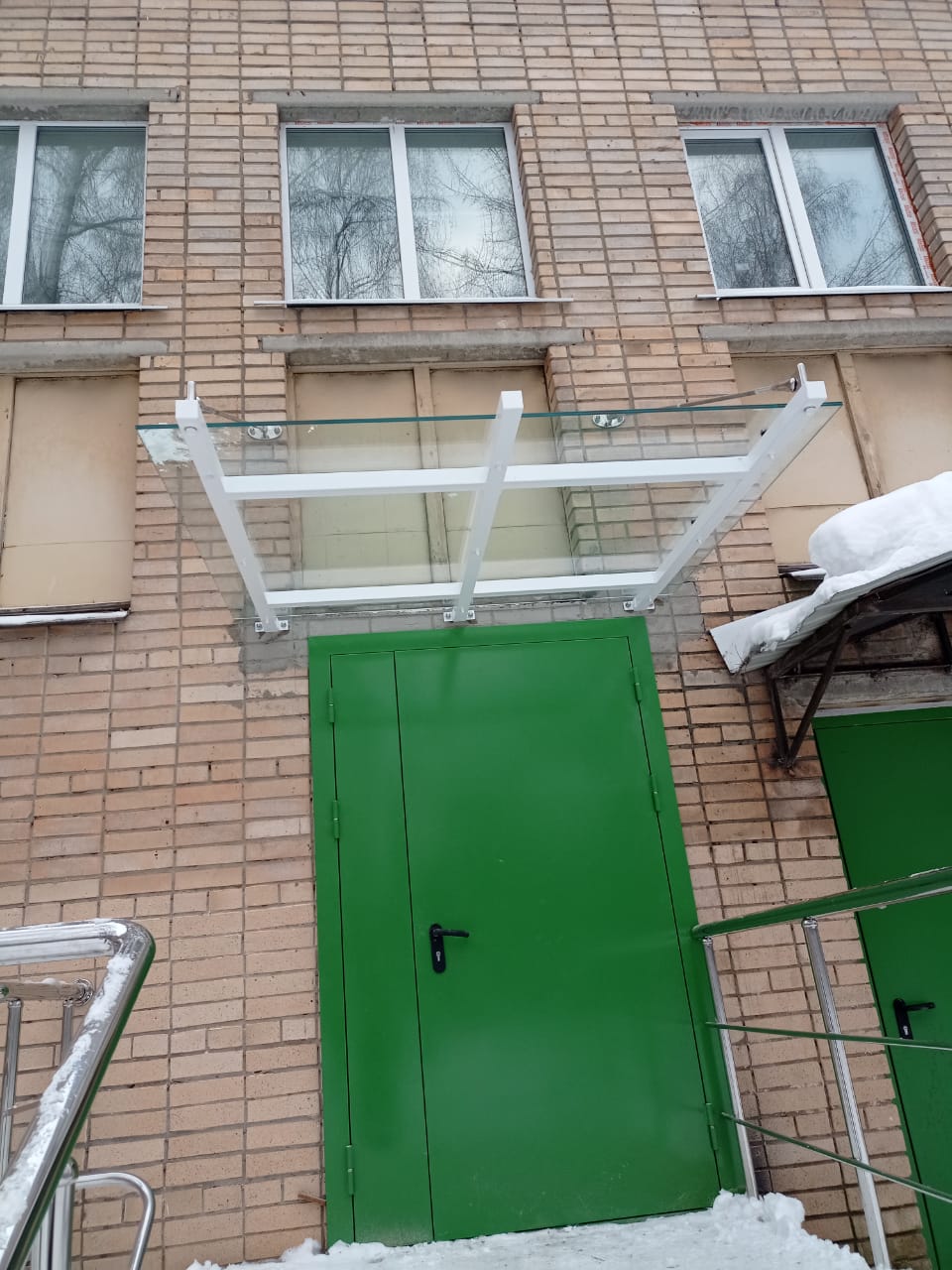 фото козырьки на опорах над входом
