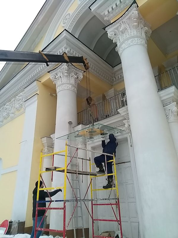 выбор подрядчика монтаж стекляянного козырька над входом